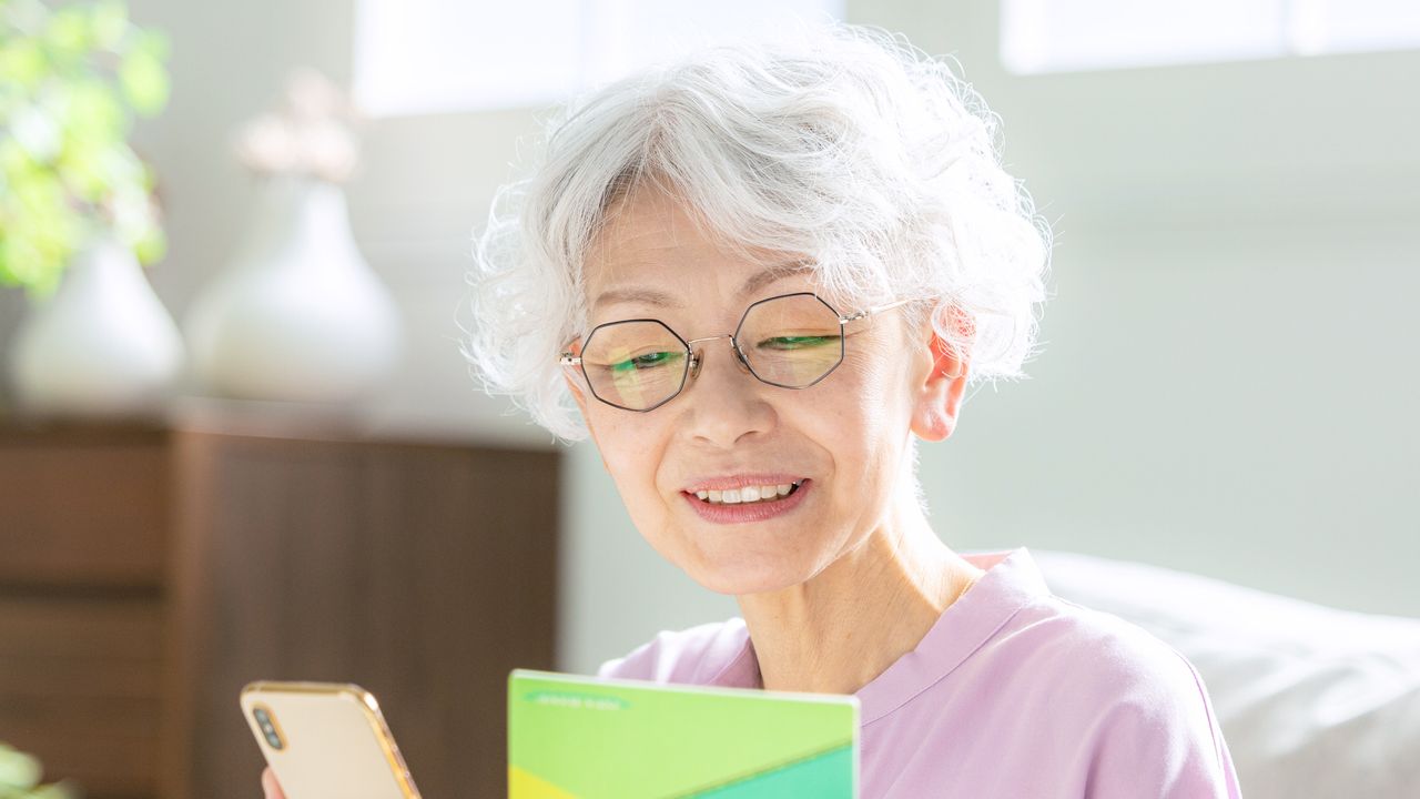 えっ、私、もらっていいの？〈年金月13万円〉70歳女性、日本年金機構から届いた「緑色の封筒」に歓喜。対象外だと思っていた「年金」がもらえた理由