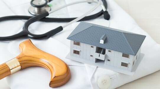 孫が祖母にお金をせびり殴る蹴るの暴行…孫の父親が絶句の一言
