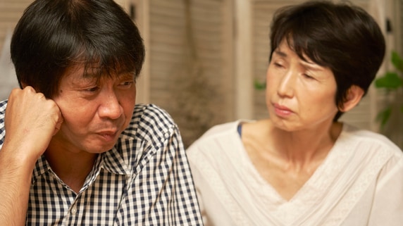 老後資金なんて貯めなきゃよかった…〈年金26万円・貯金3,800万円〉60代夫婦の悔恨。シニアツアーを楽しみ、4人の孫に囲まれ、幸せなセカンドライフのはずが“ため息が止まらない”理由