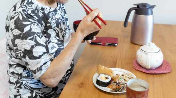 「贅沢には興味がありません」〈年金月18万円・貯蓄4,200万円〉築40年の団地に暮らす72歳女性が〈お金を使わない理由〉