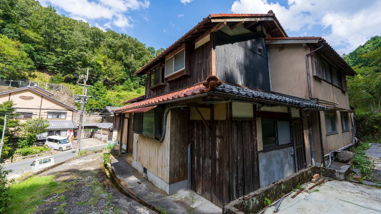 相続した不動産に「農工銀行」の抵当権…抹消したいが、手続きの方法がわからない【司法書士が解説】
