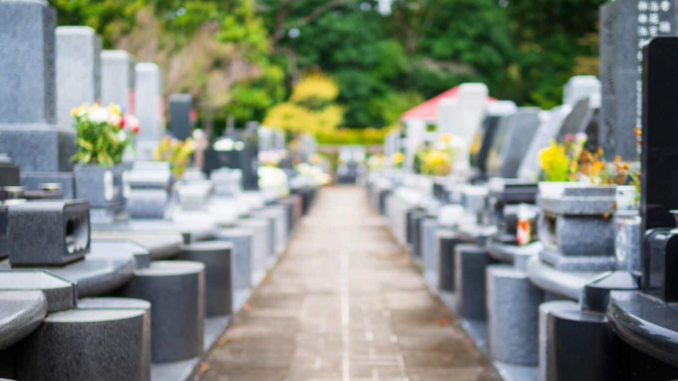 多様化する「お墓の在り方」――雑草だらけ・荒れ放題にしないために“買う前”から考えたい「墓じまい」【司法書士が解説】 | ゴールドオンライン