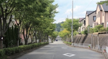 ［4］一見オシャレな住宅地だが、街区内を一歩出ると、周辺には山しかないことに気づく。