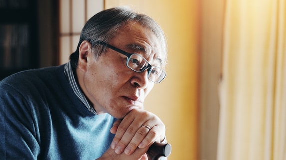 どうしても言えません…年金月28万円の夫婦、65歳夫が新NISAで「160万円」を失ったワケ。笑顔で微笑む妻の横で、決め込んだダンマリ【FPが解説】