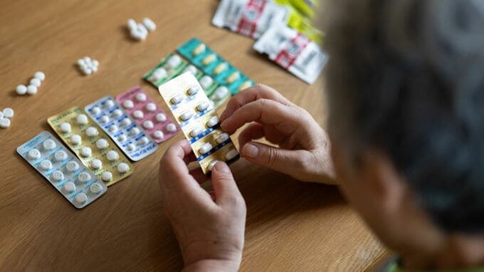 サプリ代のために食費を削ることになるなんて…〈パート代月8万円〉62歳女性の後悔。節約疲れから「月3万円の定期契約」に手を出したワケ