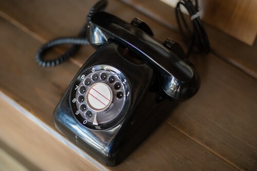 受話器が正しく置かれておらず、話し中の状態になっていた… （画像はイメージです／PIXTA）