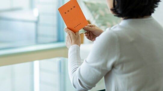 64歳・単身女性、年金〈月17万円〉でも「要介護や認知症になったら？やはり保険で備えるべきか」【お金のプロが回答】