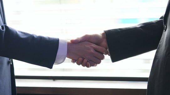 父の会社、社内のエース営業マンに継がせたい…「従業員への事業承継」譲渡価額の引下げテクニック【公認会計士が解説】