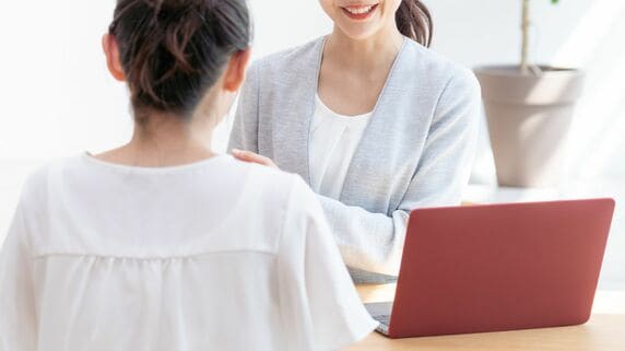 「29歳までに絶対に結婚したい」〈年収360万円〉28歳女性が焦りから結婚相談所へ→借金70万円を背負い「活動休止」に追い込まれた“まさかのワケ”