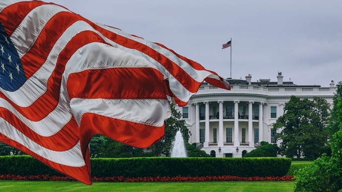 連邦職員に“クリスマス5連休”指示、「大麻」薬物分類見直し…年末の「唐突な大統領令」に隠されたトランプ氏の“真の狙い”【国際税理士が解説】