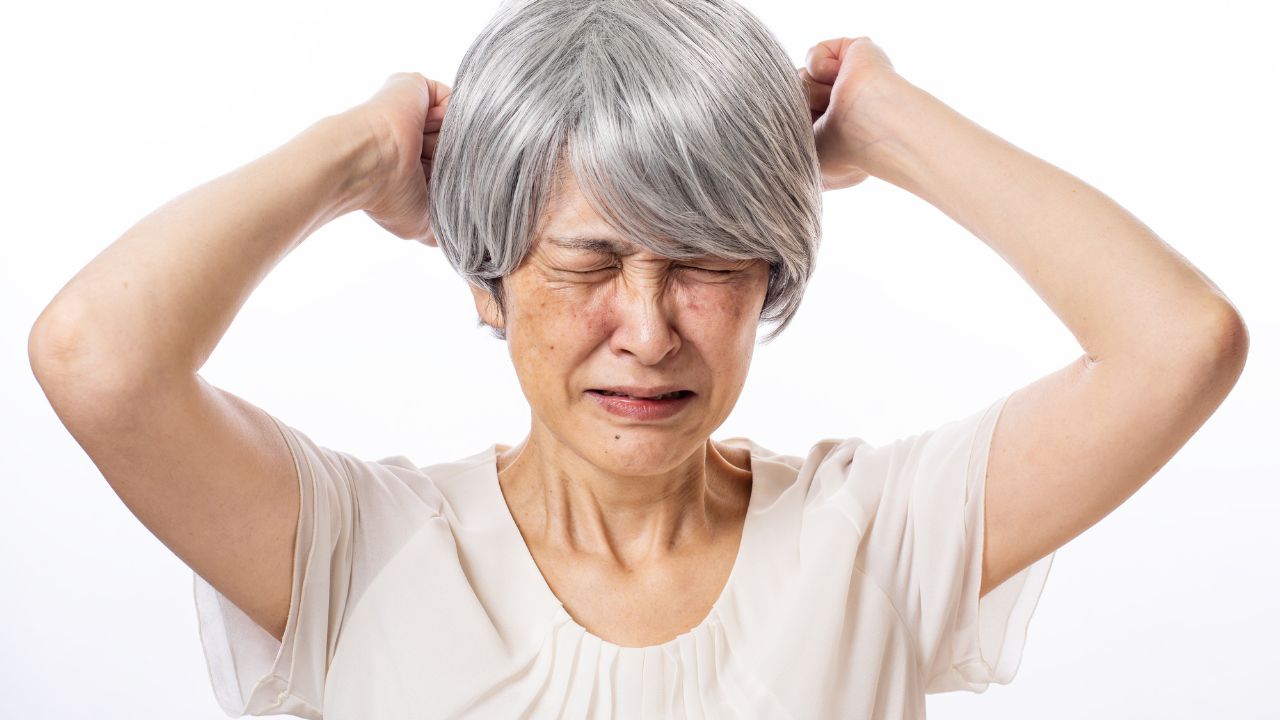 「勝手に入らないで！」〈年金月14万円〉79歳母が51歳長女に激昂。原因は、築50年超・実家の2階にある「放置されたままの6畳間」