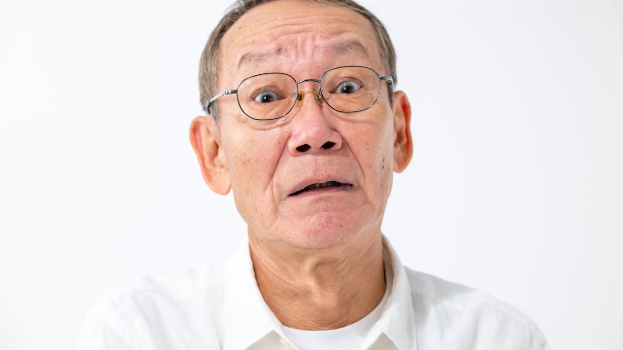 質素倹約も意味なかったな…「年金月25万円」「預貯金3,000万円」75歳男性、役所の窓口で告げられた「まさかの事実」に呆然