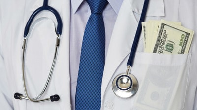 低賃金・重労働の現場で働く医師たち