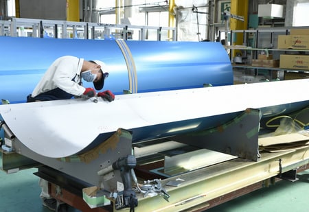 曲げ作業はすべて職人の手で行われる