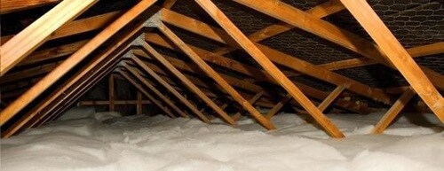 ［写真］屋根裏に設置された断熱材の様子。このような綿状の素材が主流となっている