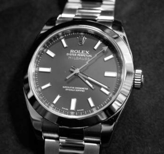 ［図表1-1］ミルガウス116400（黒文字盤）。オレンジ色の稲妻状の秒針がミルガウスの特徴。 出典：斉藤由貴生氏の書籍『データでわかる腕時計投資の正解』（イカロス出版）より