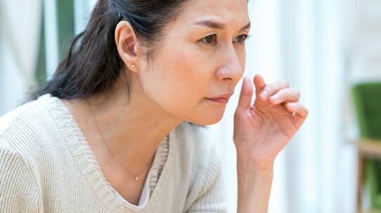 片目だけ視力が悪くなる原因は?眼科に行くべき?視力低下のチェック方法も解説【眼科専門医が解説】