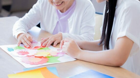 「来年も一緒に花火を見ようね」〈年金月16万円・73歳女性〉10年近く続いた“孫との夏休み”が途切れたワケ