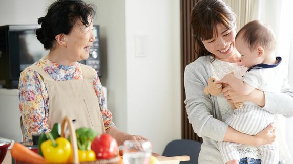 「孫を産んでくれてありがとう。でも、私はATMじゃない」…止まらない“嫁のおねだり”に、〈年金月額23万円〉67歳祖母が下した「静かな決断」