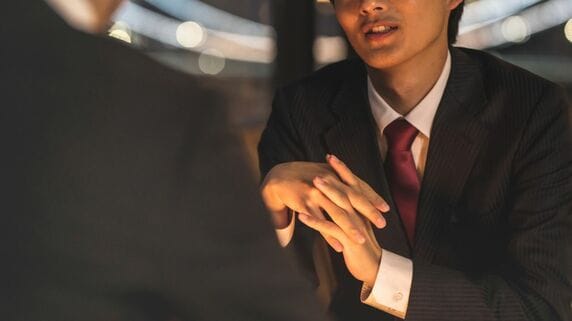 俺は特別な人間なんだ…年収3,000万円の46歳男性、2億円を失い、全身から噴き出す冷や汗でオーダーメイドシャツを濡らし絶句。はじまりは「高級ホテル、黄昏のラウンジ」