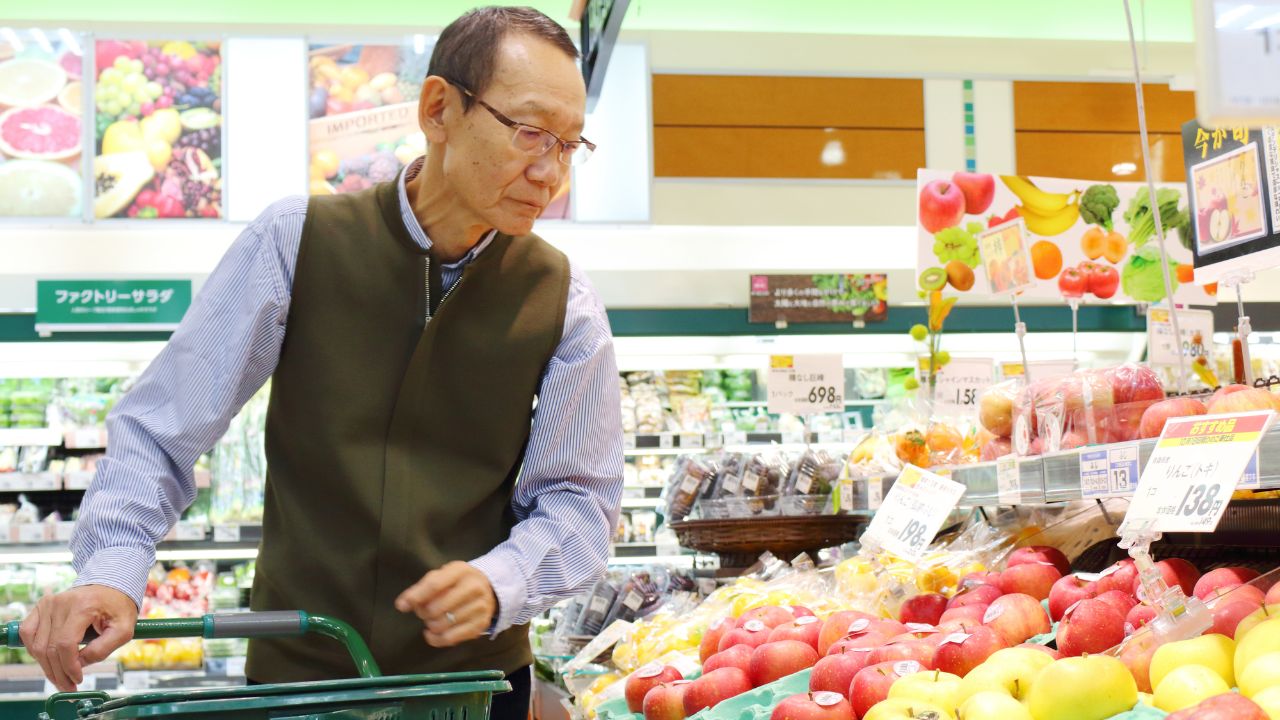何を食べて生きていけばいいのだろう…〈年金月12万円〉81歳男性、毎日18時に猛ダッシュ。戦場と化すスーパーのタイムセール「驚愕の実態」