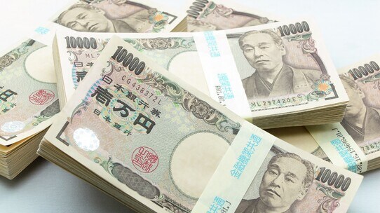 日本人の給料は二極化ではなく山がずり下がったように地盤沈下
