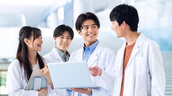 ドラマ『まどか26歳、研修医やってます！』で話題！現役医師に聞く、令和の「研修医」の働き方のリアル【インタビュー】