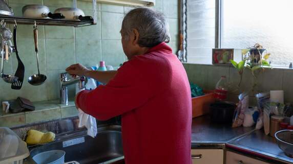 「これ以上は受け取れない」75歳父が仕送りを断った理由…月3万円を10年送り続けた48歳長男が、台所の奥で見つけた封筒