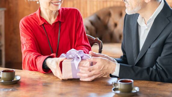 「これで老後は安心だな」…〈退職金2,200万円〉の夫が渡した“高級ディナーの予約表”に、妻が〈離婚届〉を返したワケ