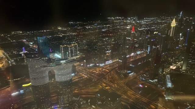 ［写真4］ブルジュハリファ住民専用ラウンジからの夜景（本人提供）