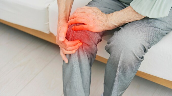「こたつ」が膝の痛みを悪化させる？ 手術を回避するために見直すべき、意外なNG習慣【医師が解説】
