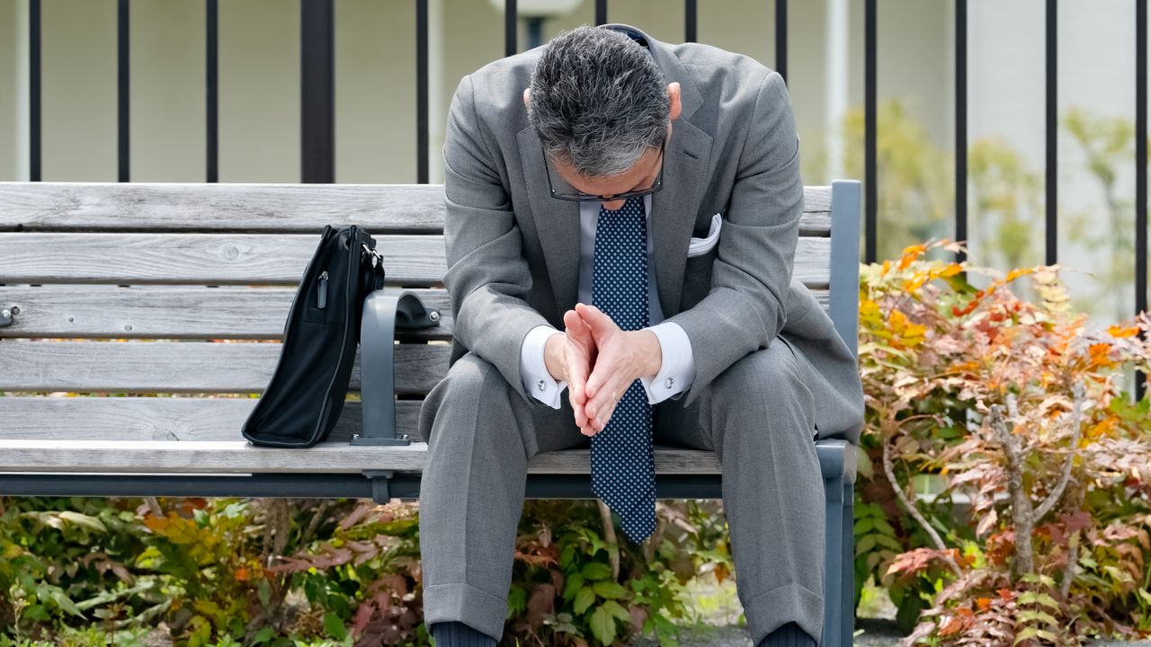 会社のために尽くしたのに、このザマか…「月収70万円」52歳管理職、突然の退職勧告でプライド粉砕。再就職先も決まらず、公園のベンチでうなだれる屈辱の日々