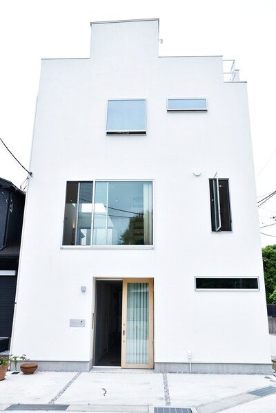 海から帰宅後、そのままバスルームにアプローチできる“機能的”な作りも葉山という土地ならでは。