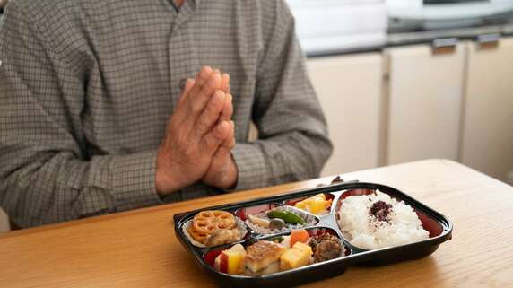 「こんなはずじゃなかった…」〈貯蓄7,000万円・年金想定月20万円〉61歳で起業した男性。理想のセカンドライフが一転、家族は去り…ひとり弁当を食べる夜