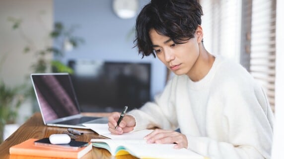 「老化による」物忘れと「認知症症状」による物忘れの違いは？「徘徊行動」に効果的な対策はあるか？知っておくべき＜認知症＞の特徴【専門医が解説】