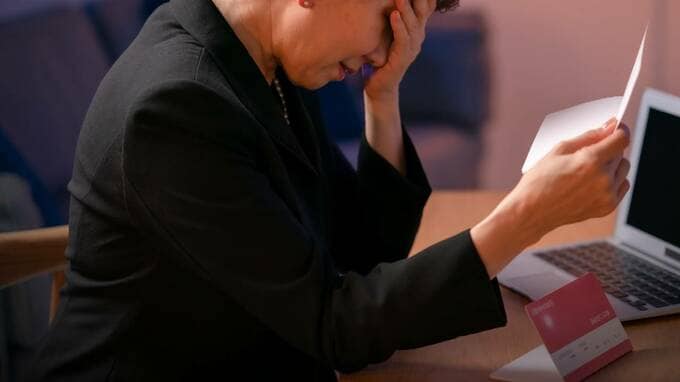 年収1,800万円、50代・自営業夫の急逝で「勝ち組生活」が一転…専業主婦の10歳年下妻が絶望した「年金受給額」【FPが解説】