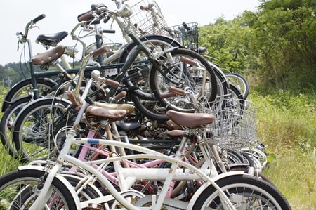 山積みの自転車。