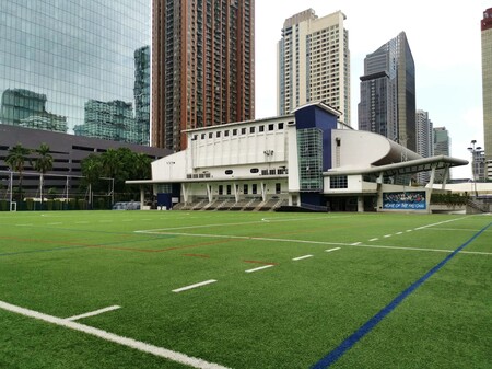 敷地の外には高層ビルが建っており、都心に立地していることがうかがえる