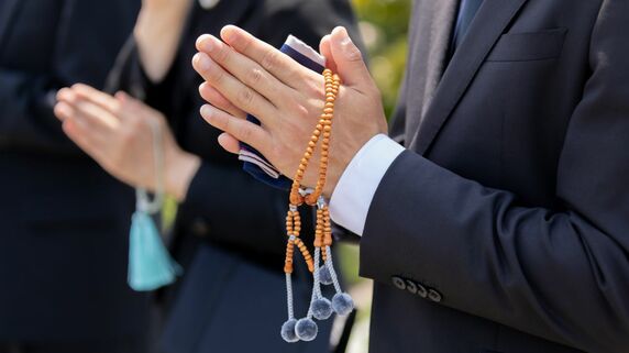 家族葬なんて選ぶんじゃなかった…〈年金月23万円〉で穏やかに暮らしていた78歳父、急逝。こじんまりと近親者だけで見送るも、「判断を間違えた」長男の大誤算