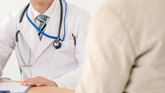 診察室では、じっくり話を聴いてほしい…患者の思いへの真摯な対応が「さらに弱い立場の患者」を追い詰めるワケ【医師が解説】