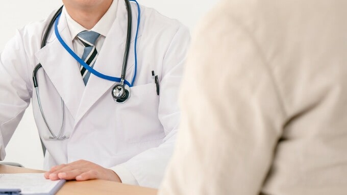 診察室では、じっくり話を聴いてほしい…患者の思いへの真摯な対応が「さらに弱い立場の患者」を追い詰めるワケ【医師が解説】