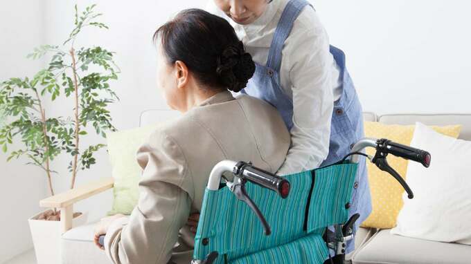 「やっと自由になれたはずなのに…」〈53歳独身娘・月収38万円〉、〈76歳母との暮らし〉を終えた後に待っていた現実