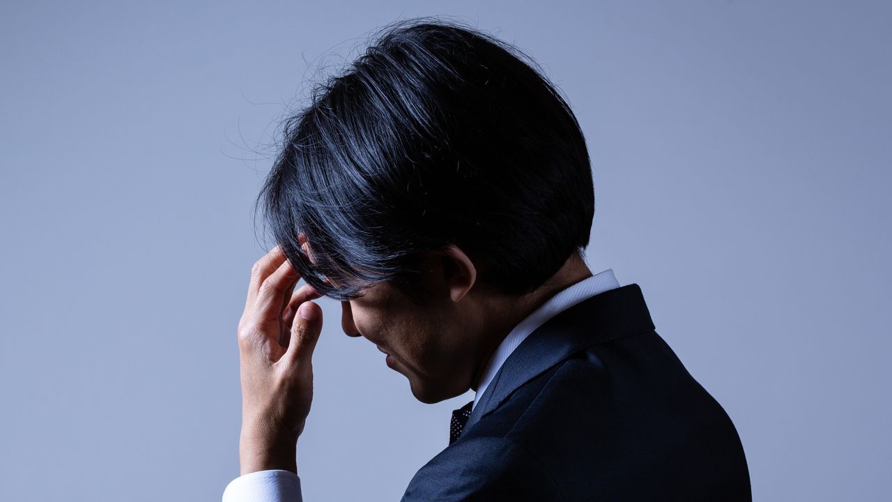 「会社が何か、おかしい…」〈月収50万円〉40歳サラリーマン、金曜朝の通勤電車で同僚からLINE。出社して30分「本日付で解雇」に絶句
