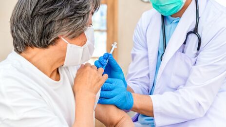 上皇陛下の執刀医が助言…病気とともに生きる60代が「命を落とすリスクを減らす」には | THE GOLD 60
