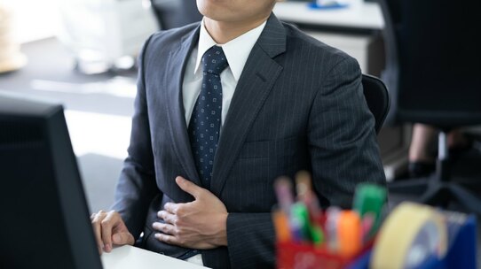 「小さい頃からよく胃が痛くなる人」は要注意…胃がんリスクも【医師が解説】