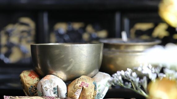 これじゃ払い損ですね…66歳妻の急逝で悲嘆に暮れる月収21万円・54歳会社員。年金事務所で淡々と告げられた「遺族年金の対象外です」に思わずポツリ