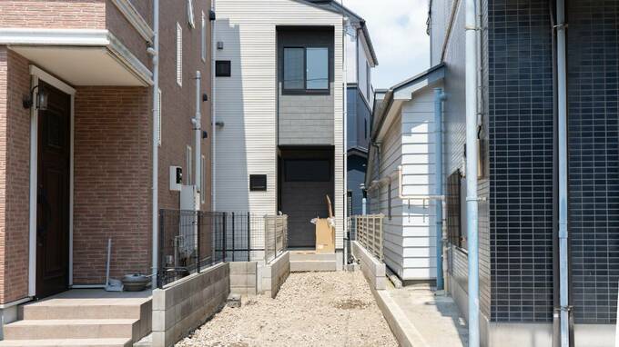 「その時」まで待つしかないのか…過疎エリアに建つ「築古狭小住宅」の実家、ひとり暮らす高齢母に〈この家の将来〉を言い出せないジレンマ