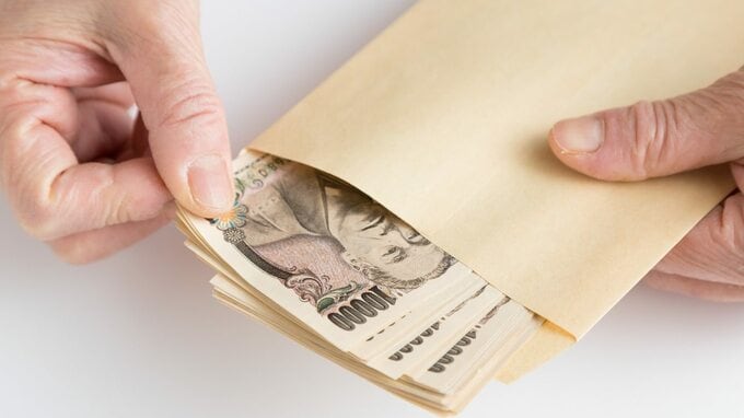 年金月16万円・金融資産1,900万円の66歳祖母。〈孫の学費援助〉を続けた末、娘夫婦から告げられた「衝撃の一言」