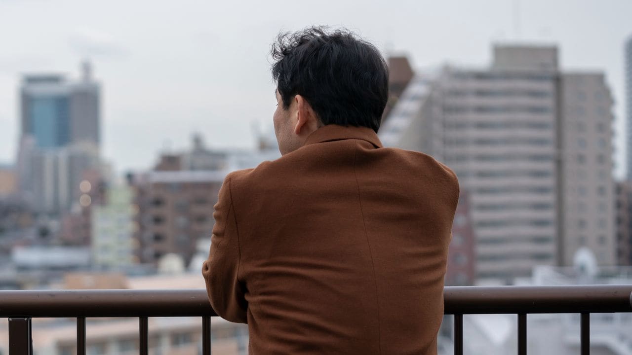 悔やんでます…年収1,200万円の元営業本部長、「65歳までバリバリ働く」はずが59歳で静かに退場。昼間からぼんやりテレビを眺める空虚な日々