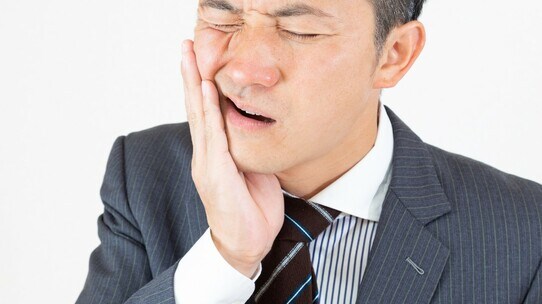 忙しい人は要注意…年末年始に「突然」歯が痛くなるワケ